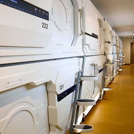 Whiz Capsule Hotel Thamrin Jakarta Exteriör bild
