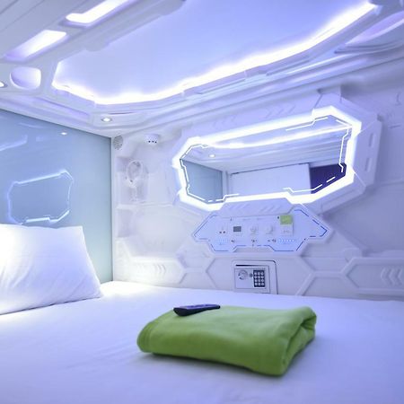 Whiz Capsule Hotel Thamrin Jakarta Exteriör bild