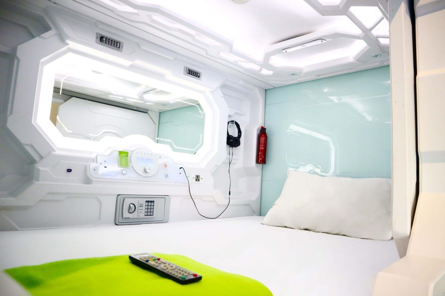 Whiz Capsule Hotel Thamrin Jakarta Exteriör bild