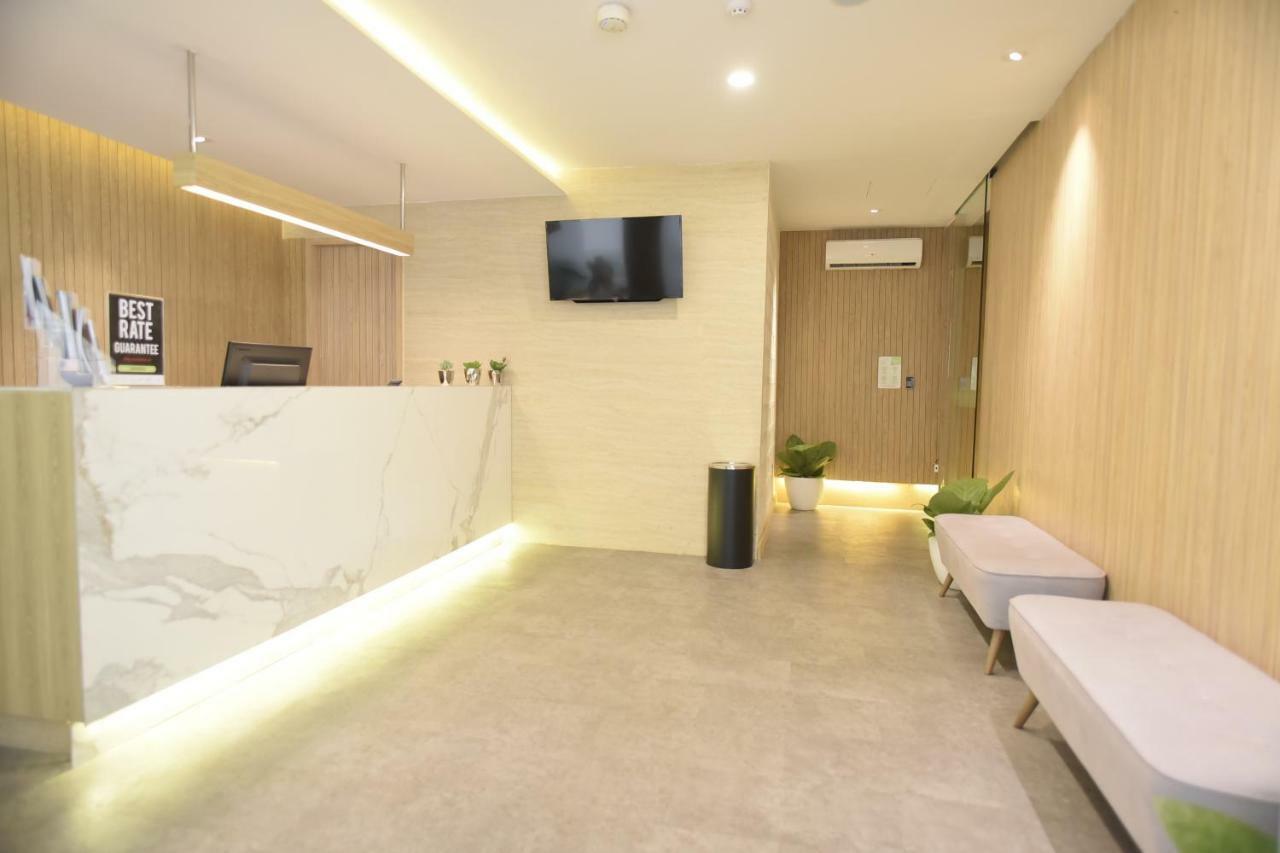 Whiz Capsule Hotel Thamrin Jakarta Exteriör bild