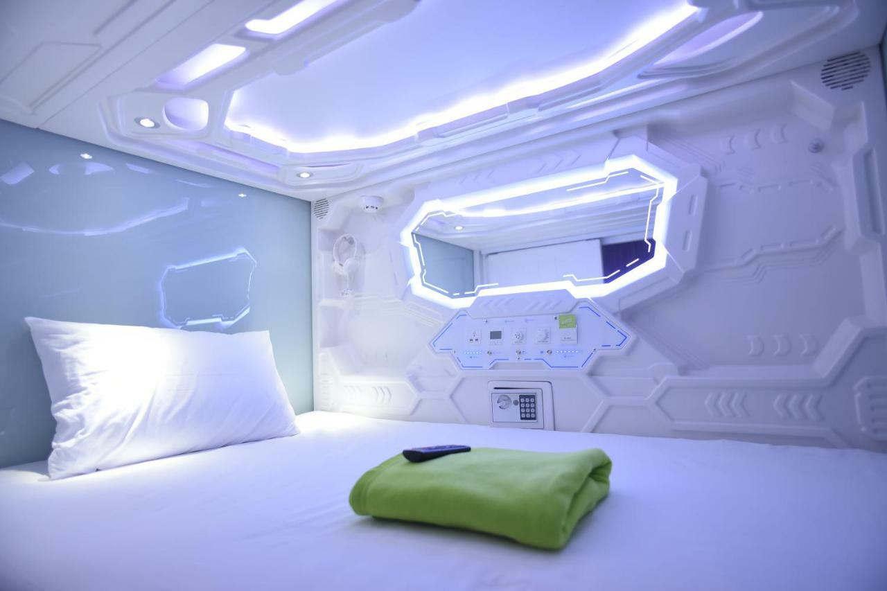 Whiz Capsule Hotel Thamrin Jakarta Exteriör bild