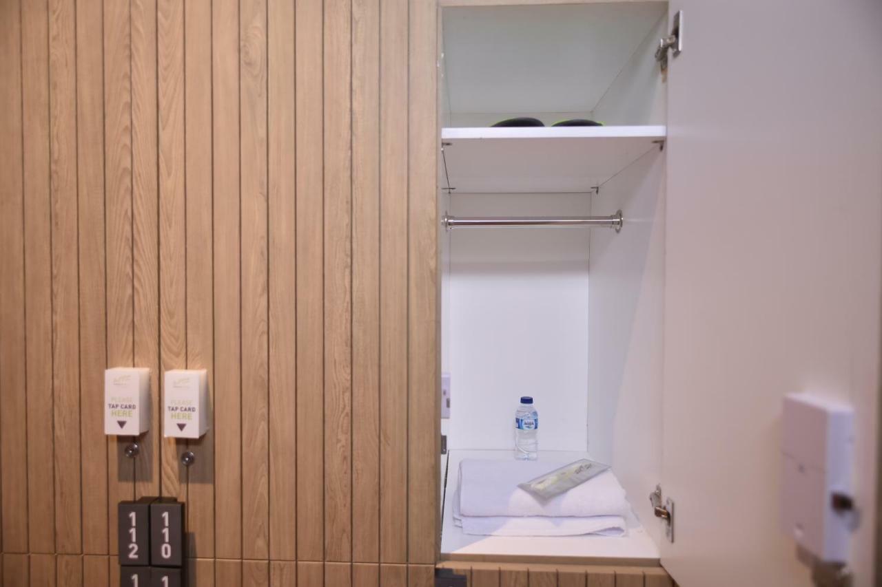Whiz Capsule Hotel Thamrin Jakarta Exteriör bild
