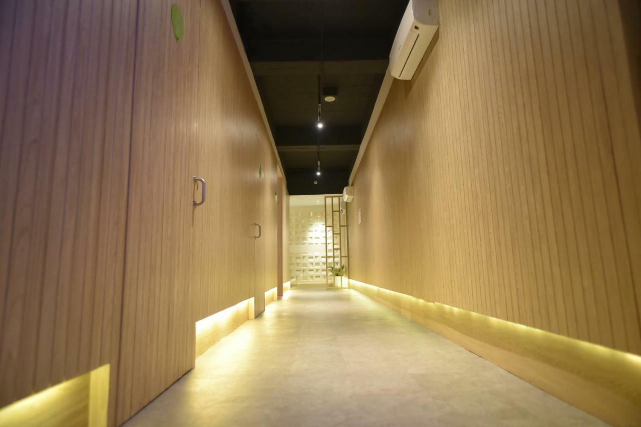 Whiz Capsule Hotel Thamrin Jakarta Exteriör bild
